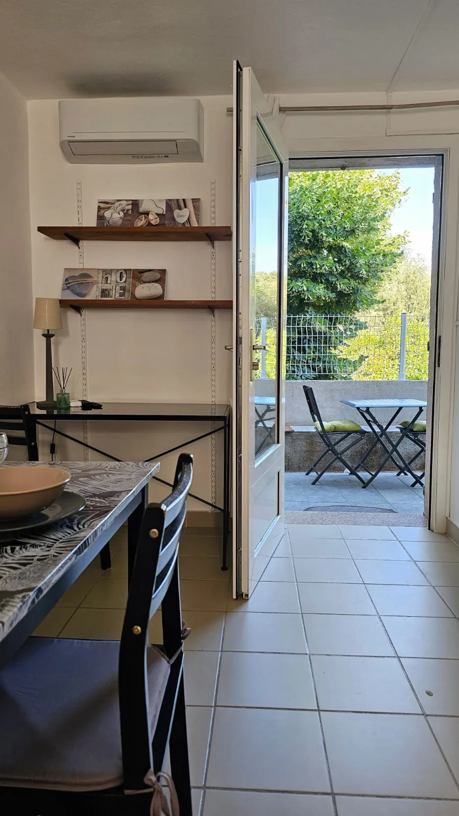 Coin bureau avec vue sur la terrasse depuis le studio