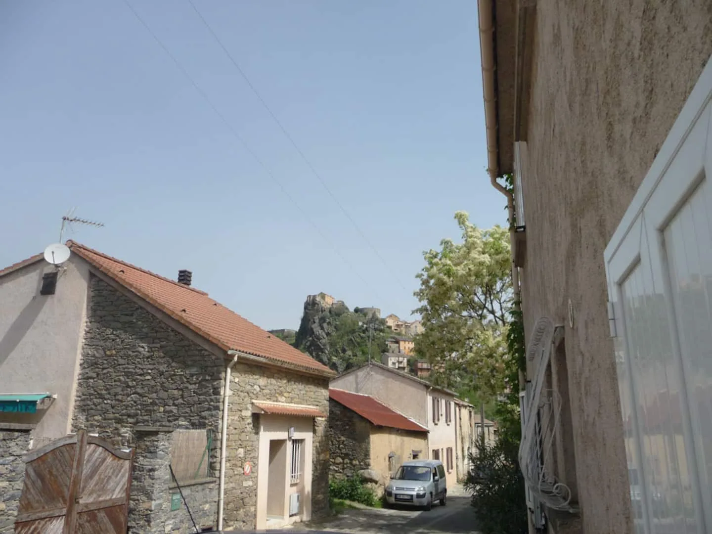 Ruelle de Corte et citadelle perchée, proche du studio