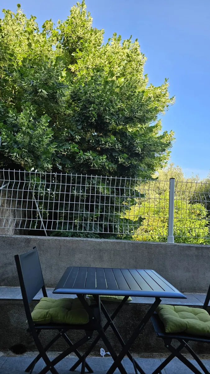 Table et chaises sur la terrasse face à la nature